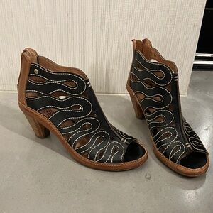 Pokolinos Leather Zipper Heel